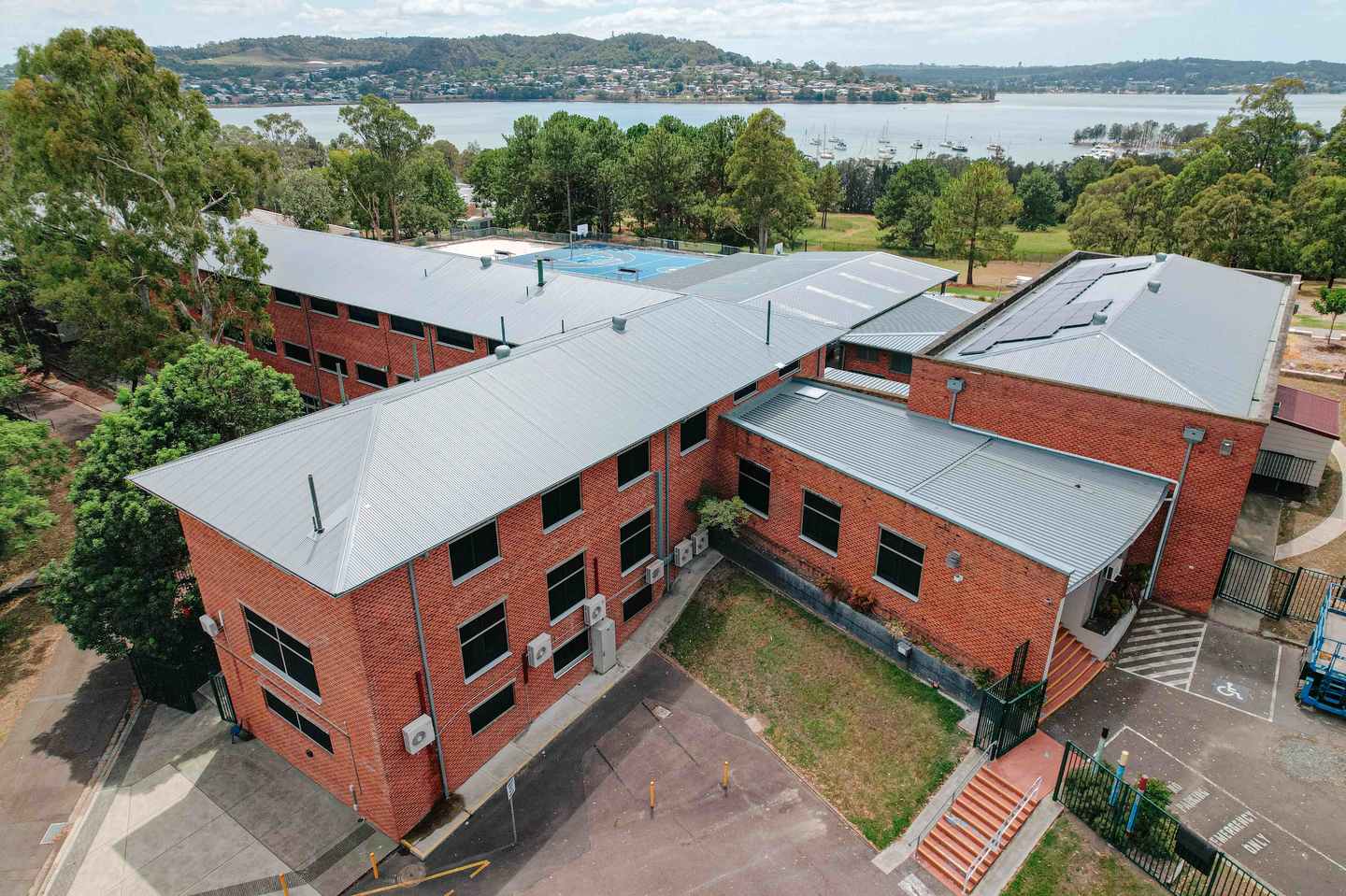 LAKE MACQUARIE HIGH SCHOOL